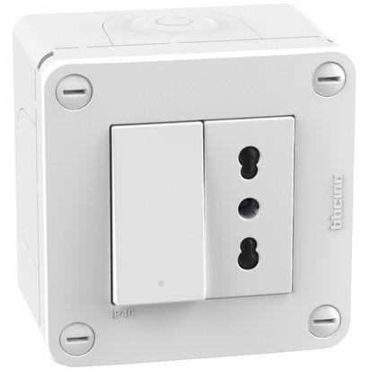 MatixGO - scatola IP40 + int + P17/11 2m w (cod. prod. 28402W2) bticino